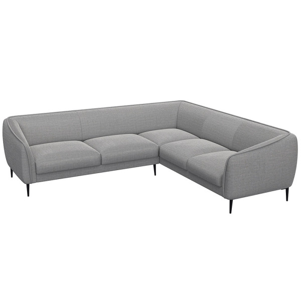 Ecksofa BELLE in hellem Stoff mit gepolsterten Sitzflächen und schmalen schwarzen Beinen. Das Sofa bietet modernen Komfort und lädt zum Entspannen ein.