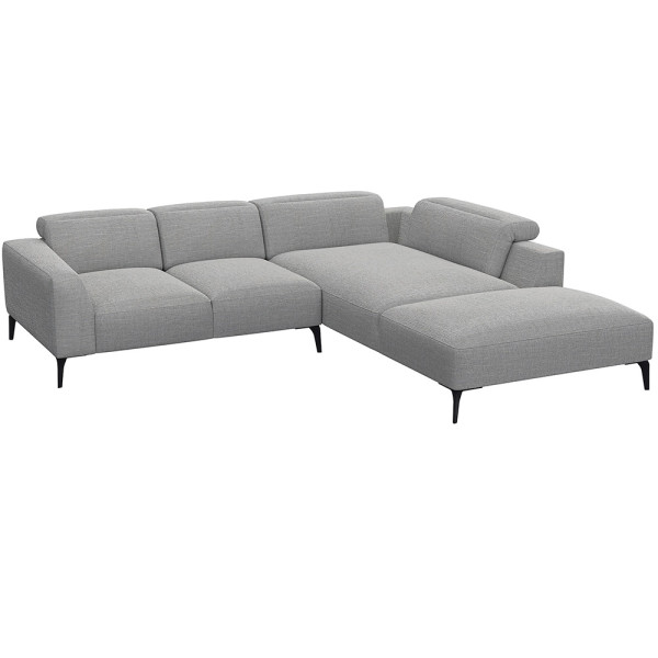 Graues Ecksofa aus hochwertigem Material mit offenen Enden und modernen, schlanken Beinen. Es bietet komfortable Sitzfläche und hohe Rückenkissen für optimalen Sitzkomfort.