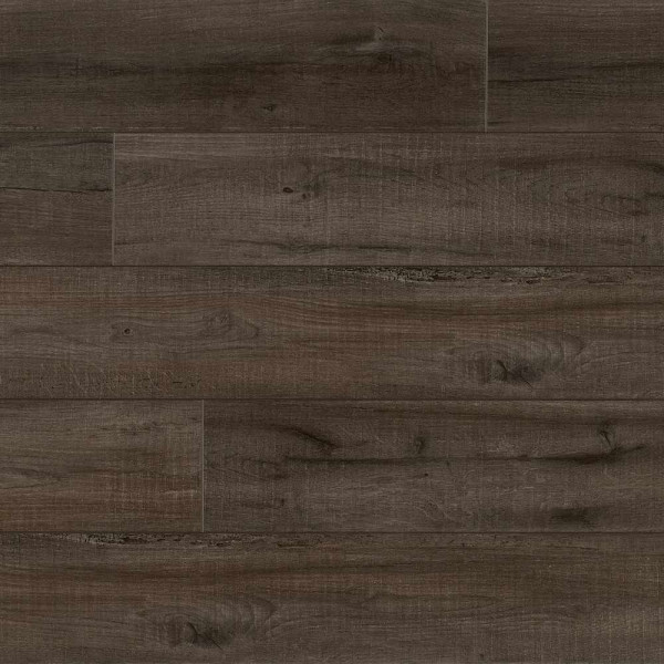 Dunkler Vinylboden mit Holzoptik in breiten Planken. Die Oberfläche zeigt natürliche Holzstruktur und schattierte Farbnuancen. Ideal für moderne Wohnräume und Gewerbe.