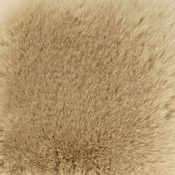 Beiger Hochflorteppich mit weichem Flor liegt auf einer hellen Unterlage. Der Teppich ist speziell für individuelle Maße gefertigt und bietet einen gemütlichen, luxuriösen Look.