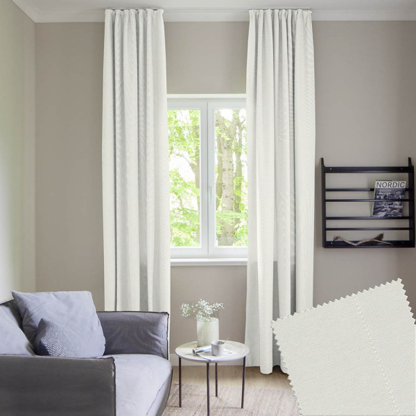 Heller, blickdichter Jacquard-Stoff in sanften Weißtönen liegt übereinander und zeigt feine Streifen. Dieser Stoff eignet sich ideal für maßgeschneiderte Vorhänge und Gardinen.