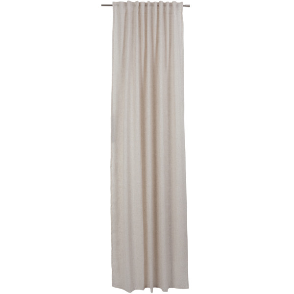 Helle, halbtransparente Vorhänge in Taupe auf einer silbernen Stange. Die Faltenstruktur sorgt für eine elegante Optik und lässt Licht sanft durch den Stoff scheinen.