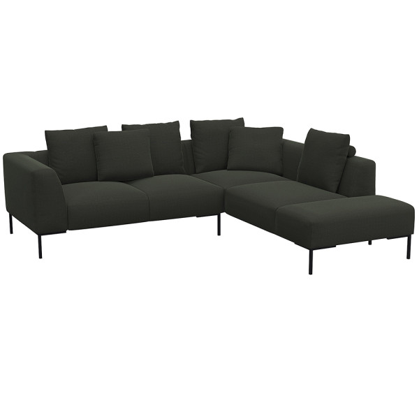 Helles, modernes Ecksofa SAVA mit offenem Ende. Das Sofa besitzt mehrere bequeme Kissen und steht auf schwarzen Metallbeinen. Es eignet sich ideal für stilvolle Wohnräume.