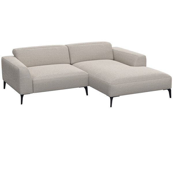 Beige Chaiselongue-Sofa mit klaren Linien und niedrigem Rücken, bestehend aus strapazierfähigem Material. Es bietet eine geräumige Liegefläche und elegante, schwarze Beine.