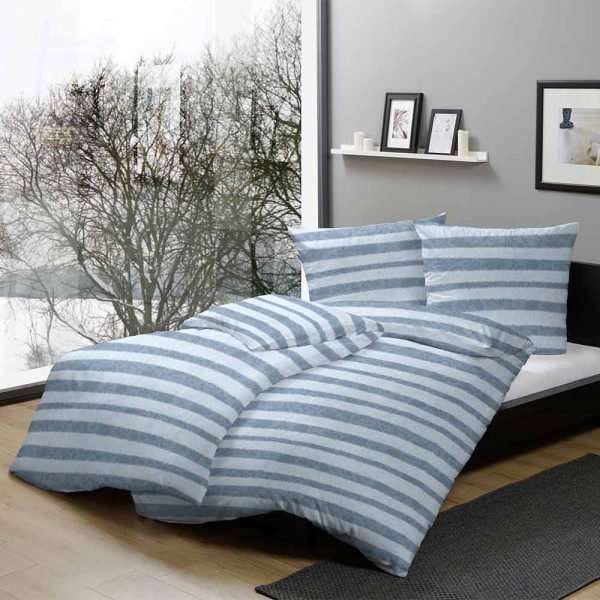 Blaue Feinbiber-Bettwäsche mit grauen Streifen, bestehend aus einer Decke und einem Kissen, sorgfältig auf einem weißen Untergrund drapiert.