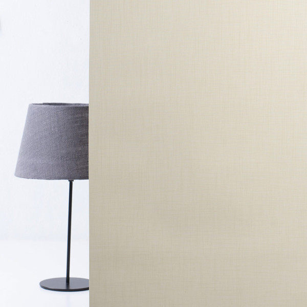 Beige Textur mit feinen vertikalen Streifen präsentiert sich gleichmäßig über die Fläche. Die Oberfläche wirkt leicht strukturiert und hat einen matten Erscheinungsbild.