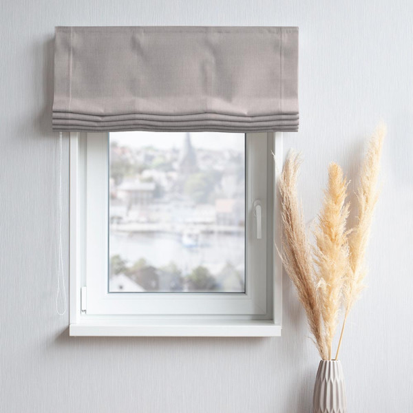 Einfarbiger Dekostoff in Taupe hat eine feine, strukturierte Oberfläche. Der Stoff liegt leicht gewellt und zeigt eine neutrale Farbtonvariante, geeignet für Vorhänge oder andere textile Anwendungen.