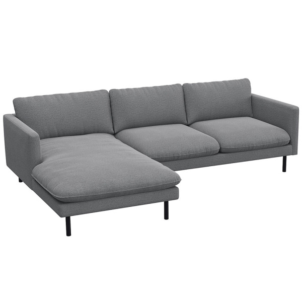 Beige Chaiselongue-Sofa BOLZANO mit drei Rückenkissen und einem seitlichen Liegelement steht auf dünnen schwarzen Füßen. Das Sofa hat eine moderne, schlichte Form und edle Textur.