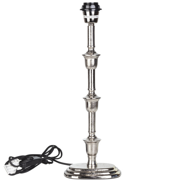 Moderner silberner Lampenfuß mit einer Höhe von circa 34 cm steht auf einem runden Sockel. Ein Kabel mit Schalter hängt seitlich herunter. Der Artikel ist momentan online vergriffen.