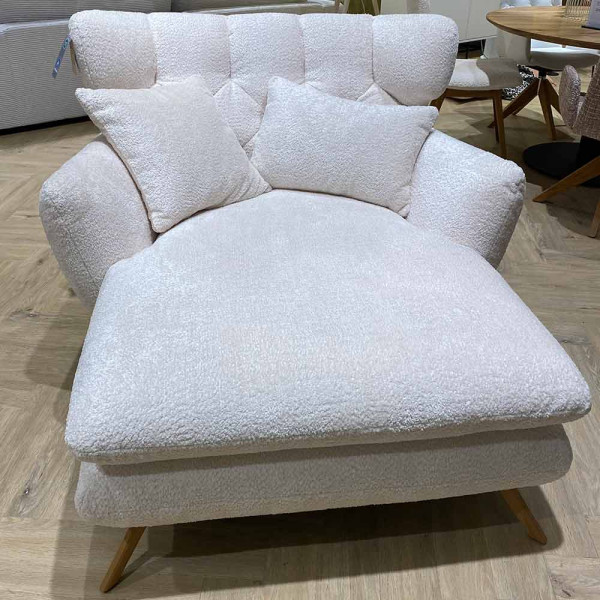 Beiger Sessel mit hellem Polsterbezug und goldenem Gestell. Der Sessel hat eine bequeme, breite Sitzfläche und gepolsterte Rückenlehne für zusätzlichen Komfort.