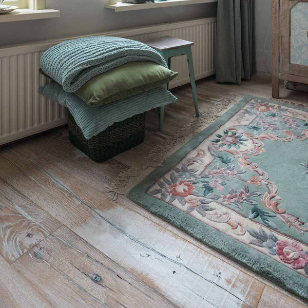 Helles Parkett in Holzoptik zeigt eine natürliche Maserung mit verschiedenen Brauntönen. Es erscheint vorgeölt und ist als Landhausdiele gestaltet. Der Preis beträgt 158,99 € pro Quadratmeter.