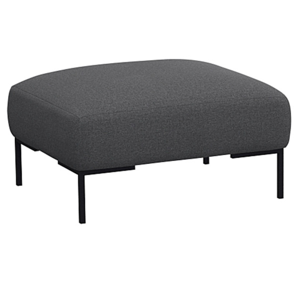 Beige Hocker SAVA mit quadratischem Polster und schwarzem Metallgestell steht auf einem Boden. Der Hocker eignet sich zur individuellen Gestaltung und wird professionell gefertigt.