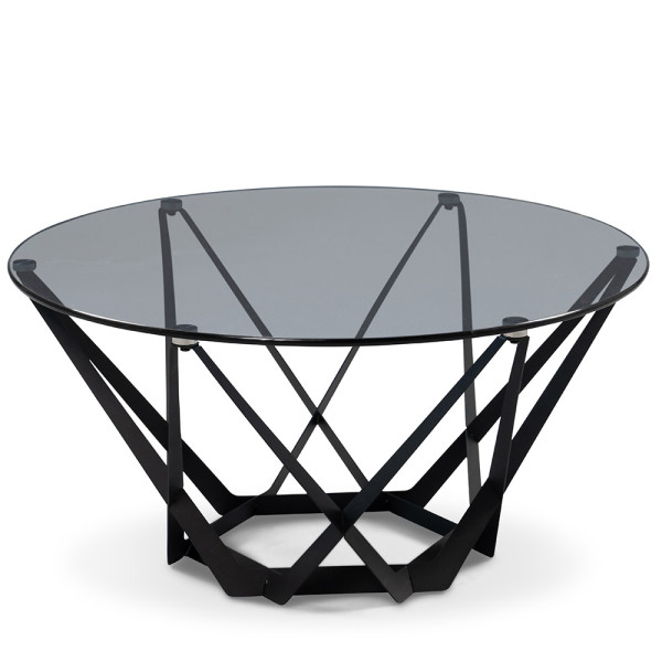 Runder Couchtisch Mia mit gläserner Tischplatte und geometrischem Metallgestell in Schwarz. Er steht stabil auf dem Boden und bietet eleganten Stauraum.