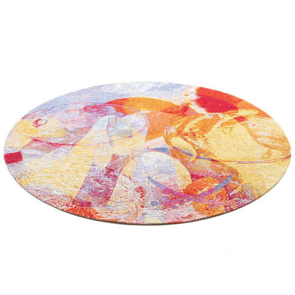 Bunter Teppich Keitum SA013 mit strukturiertem Design in Farbtönen von Orange, Blau und Rot. Er ist rund und zeigt abstrakte Formen, die harmonisch miteinander verbunden sind.