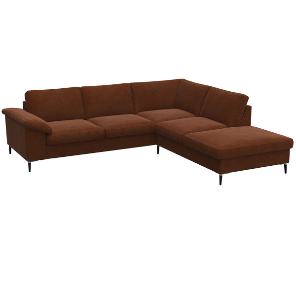 Braunes Ecksofa FIORE mit offenen Enden steht in einem modernen Raum. Es hat eine stilvolle, gepolsterte Oberfläche und schlanke Beine, geeignet für komfortable Sitzgelegenheiten.