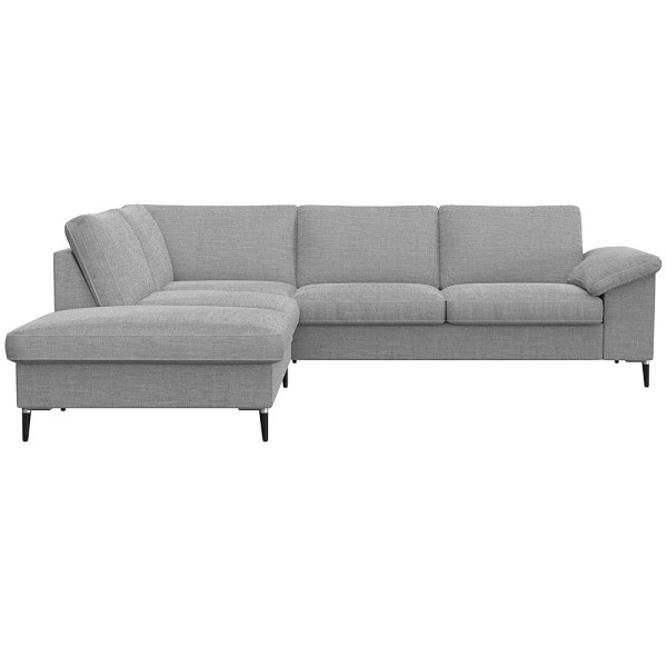 Braunes Ecksofa FIORE mit offenen Enden steht in einem modernen Raum. Es hat eine stilvolle, gepolsterte Oberfläche und schlanke Beine, geeignet für komfortable Sitzgelegenheiten.