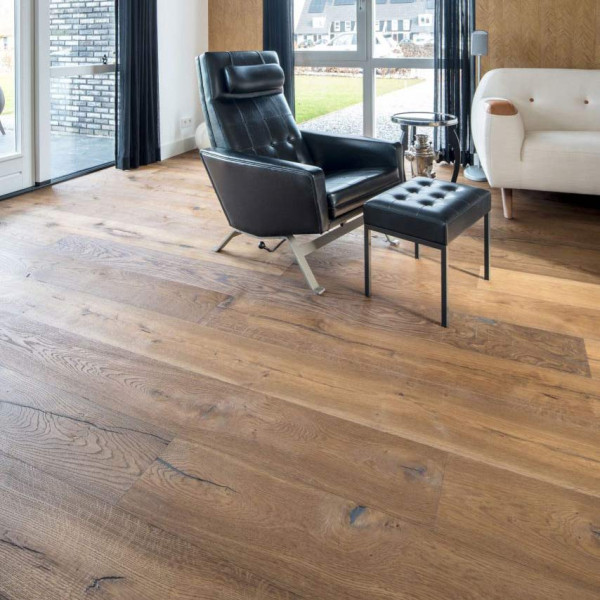 Dunkles Parkett aus Eiche, mit einer strukturierten Oberfläche, liegt verlegt auf dem Boden. Es zeigt verschiedene Farbtöne und Maserungen, die dem Holz einen rustikalen Charakter verleihen.