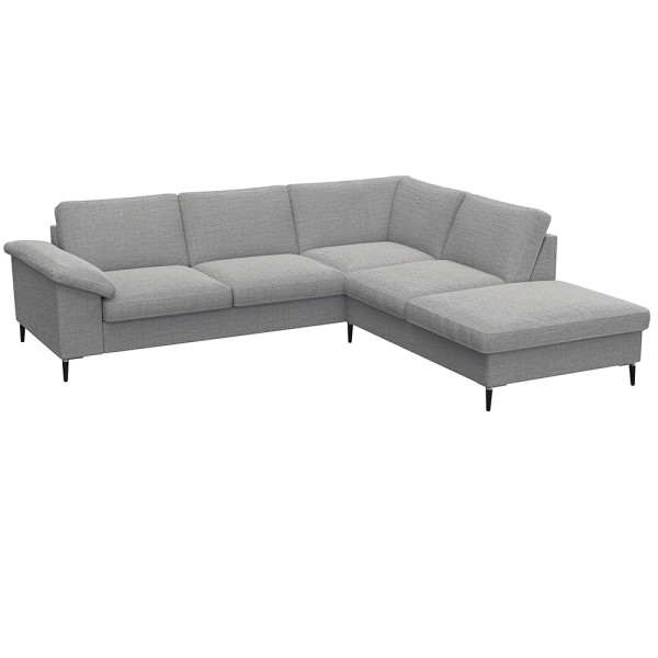 Braunes Ecksofa FIORE mit offenen Enden steht in einem modernen Raum. Es hat eine stilvolle, gepolsterte Oberfläche und schlanke Beine, geeignet für komfortable Sitzgelegenheiten.