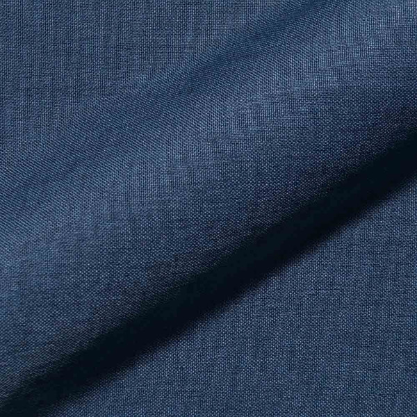 Dunkelblauer Vorhang- und Dekostoff aus hochwertigem Material liegt flach und faltet sich leicht. Der Stoff eignet sich für individuelle Konfektionen nach Kundenwunsch.