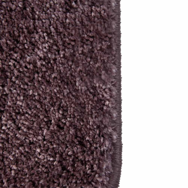 Hochfloriger Teppich in einem sanften Lila-Ton mit weicher Textur. Der Teppich eignet sich für individuelle Raumgestaltungen und vermittelt eine gemütliche Atmosphäre.