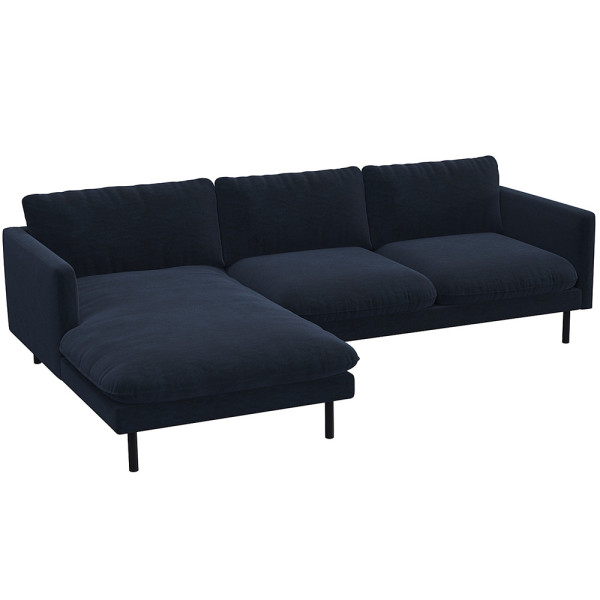 Beige Chaiselongue-Sofa BOLZANO mit drei Rückenkissen und einem seitlichen Liegelement steht auf dünnen schwarzen Füßen. Das Sofa hat eine moderne, schlichte Form und edle Textur.