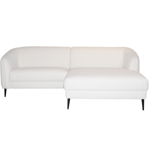 Modernes, weißes Polstersofa mit geschwungenen Armlehnen und einer Chaiselongue. Es steht auf schmalen, schwarzen Beinen und bietet Platz zum Entspannen.