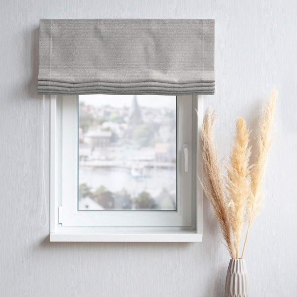 Stonefarbener Vorhangstoff mit feiner Struktur. Der Stoff liegt leicht gefaltet und zeigt seine textile Beschaffenheit in einer eleganten, neutralen Farbgebung. Ideal für Dekorationen.