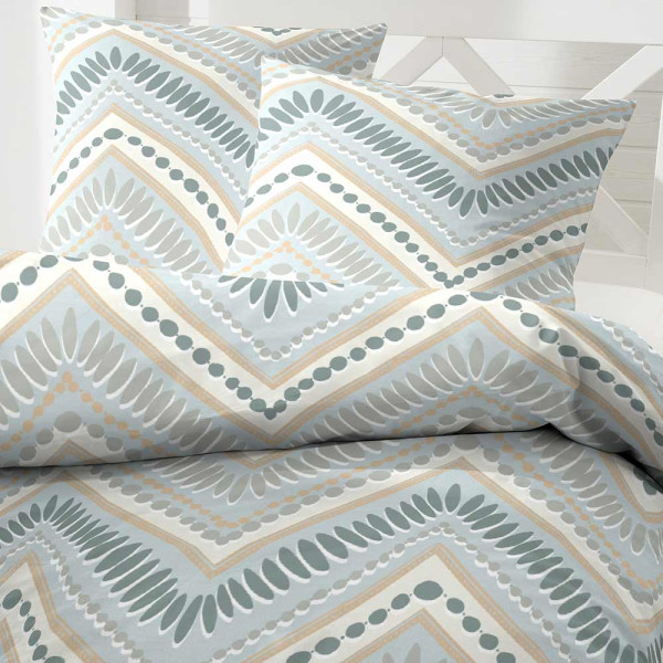 Bettwäsche im grafischen Dessin mit Chevron-Muster in Blau- und Beigetönen sowie passendem Kopfkissen. Die Renforce Baumwoll-Bettwäsche ist sofort versandfertig und kostet 30,00 €.