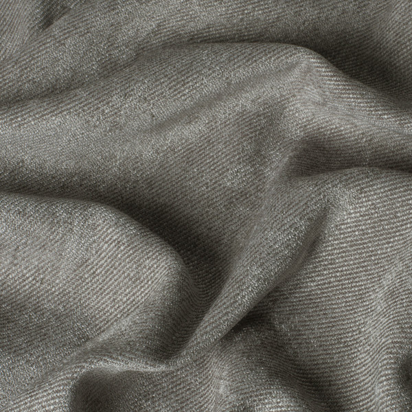 Grau strukturierter Vorhangstoff liegt in Falten und zeigt eine edle, samtartige Textur. Die Oberfläche ist gleichmäßig, ohne sichtbare Muster oder Beschädigungen.