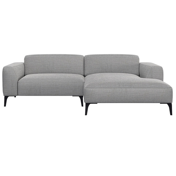Beige Chaiselongue-Sofa mit klaren Linien und niedrigem Rücken, bestehend aus strapazierfähigem Material. Es bietet eine geräumige Liegefläche und elegante, schwarze Beine.