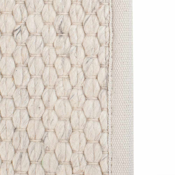 Hellbeige Teppich nach Maß mit feiner Struktur steht bereit. Er zeigt eine Baumwoll-Einfassung und eignet sich ideal für verschiedene Wohnräume. Qualität und Anpassungsmöglichkeiten sind betont.