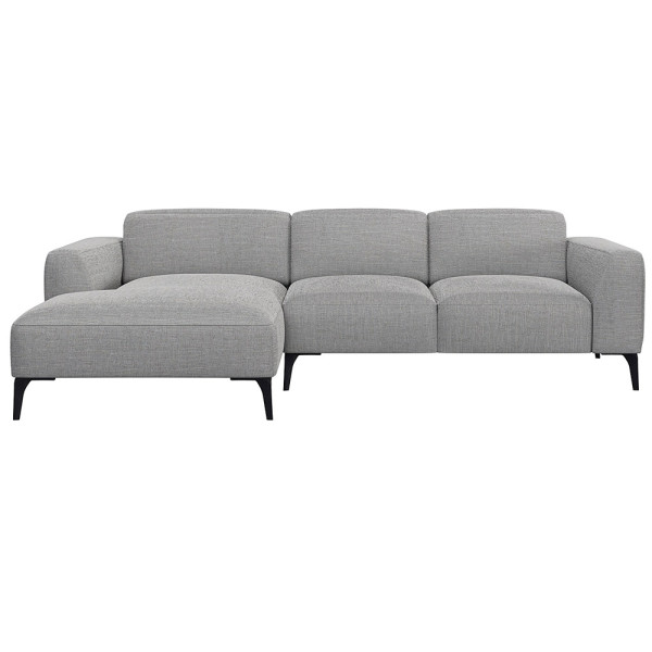Beige Chaiselongue-Sofa mit klaren Linien und niedrigem Rücken, bestehend aus strapazierfähigem Material. Es bietet eine geräumige Liegefläche und elegante, schwarze Beine.