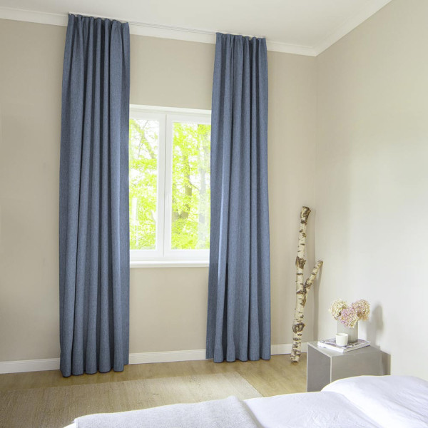 Graublauer Dekostoff mit feiner Struktur liegt leicht gefaltet. Der Stoff eignet sich für Vorhänge und wird in verschiedenen Farben angeboten. Hochwertige Materialien garantieren Langlebigkeit.