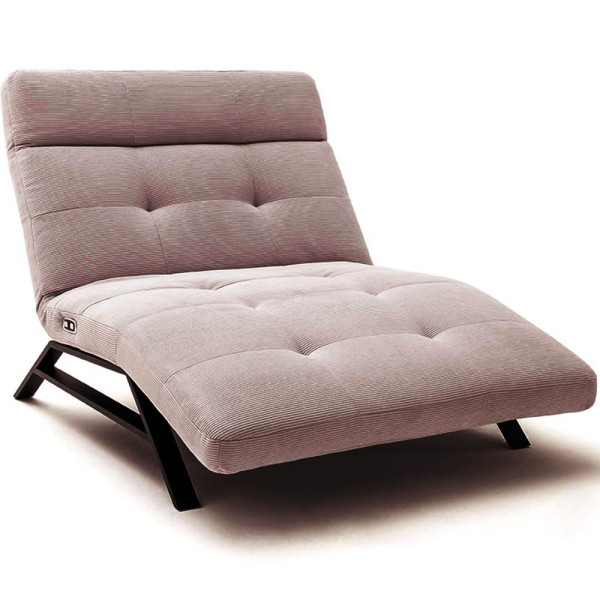 Moderne Relaxliege Riviera in hellgrauem Feincord. Die Liege hat eine verstellbare Rückenlehne und einen stabilen Holzrahmen. Sie steht auf einem eleganten Untergestell.