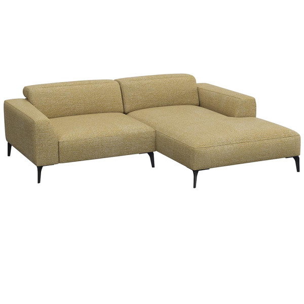 Beige Chaiselongue-Sofa mit klaren Linien und niedrigem Rücken, bestehend aus strapazierfähigem Material. Es bietet eine geräumige Liegefläche und elegante, schwarze Beine.