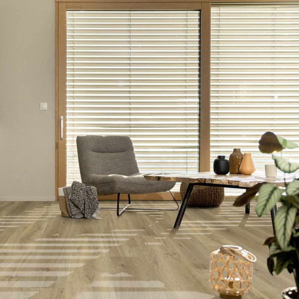 Helle, naturähnliche Vinylbodenoberfläche in Holzoptik mit unterschiedlichen Holzmaserungen und Farbnuancen. Der Boden wirkt robust und eignet sich für Innenräume.