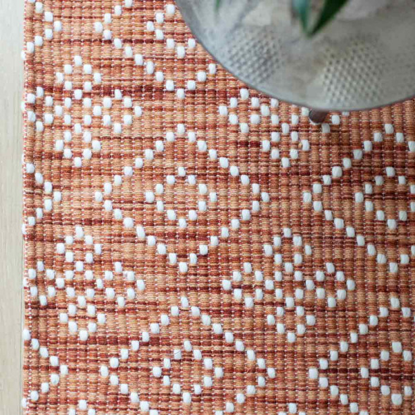 Kupferfarbener Naturteppich aus 100% Wolle mit dekorativem, geometrischem Muster in Diamantenform. Der Teppich ist sofort versandfertig und kostenpflichtig.