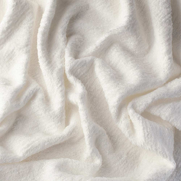 Weißer Chenille-Stoff mit einer weichen, strukturierten Oberfläche liegt faltig aufeinander. Der Stoff eignet sich für isolierende Vorhänge und hat eine vielseitige Anwendung.