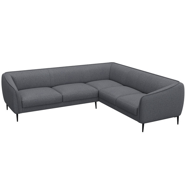 Ecksofa BELLE in hellem Stoff mit gepolsterten Sitzflächen und schmalen schwarzen Beinen. Das Sofa bietet modernen Komfort und lädt zum Entspannen ein.