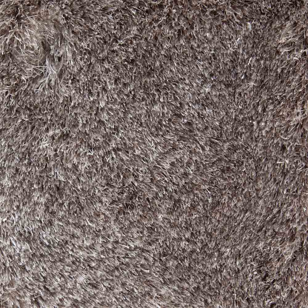 Hochflorteppich in einem sanften Braun-Ton mit flauschiger Oberfläche liegt flach ausgebreitet. Der Teppich ist aus hochwertigem Polyester gefertigt und eignet sich für individuelle Maßanfertigung.