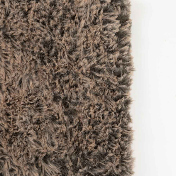 Hochflor-Teppich in braun-taupe mit einer kuscheligen, texturierten Oberfläche sorgt für Gemütlichkeit. Er ist ideal für individuelle Maßanfertigungen in Wohnräumen geeignet.