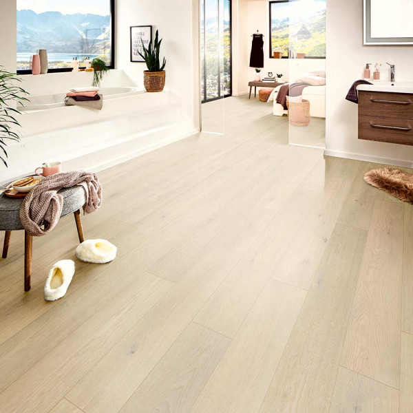 Helle Laminatbodenfläche im Landhausdielen-Design mit sanften Holzmaserungen. Die Bodenplanken sind gleichmäßig eingelegt und schaffen ein modernes Raumgefühl.