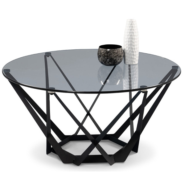 Runder Couchtisch Mia mit gläserner Tischplatte und geometrischem Metallgestell in Schwarz. Er steht stabil auf dem Boden und bietet eleganten Stauraum.
