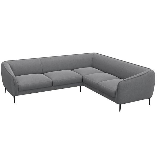 Ecksofa BELLE in hellem Stoff mit gepolsterten Sitzflächen und schmalen schwarzen Beinen. Das Sofa bietet modernen Komfort und lädt zum Entspannen ein.