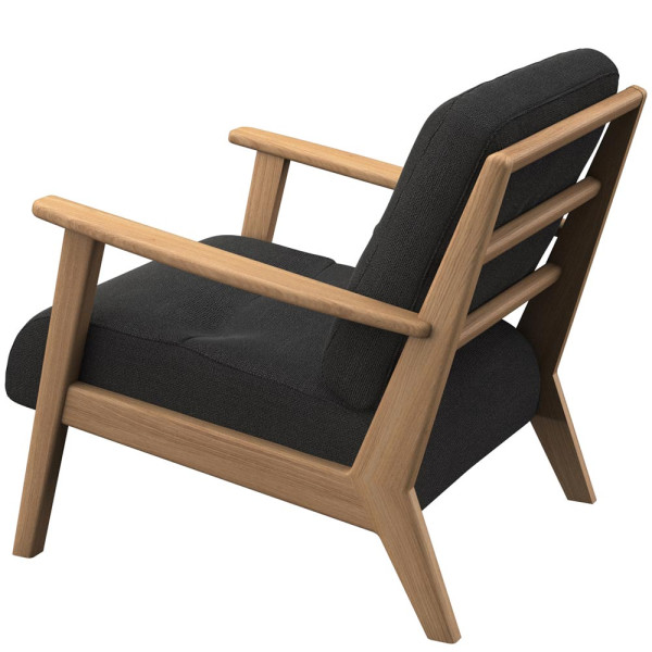 Moderner schwarzer Sessel mit Holzgestell im minimalistischen Design steht auf einem weißen Hintergrund. Die Armlehnen sind aus hellem Holz und der Bezug ist aus hochwertigem Stoff.