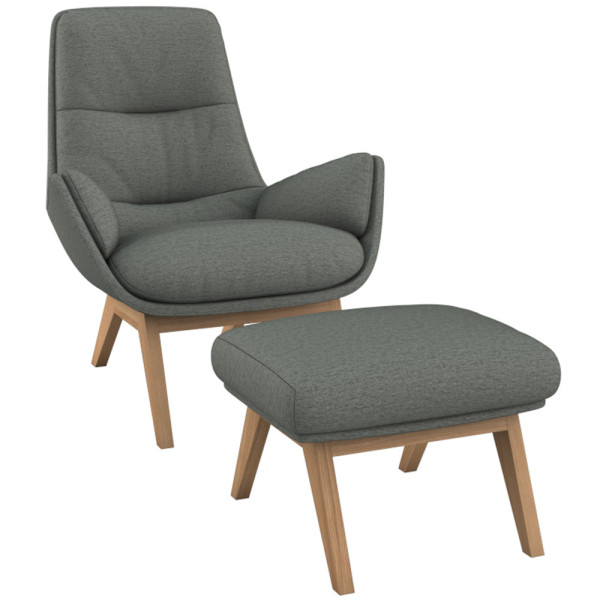 Grauer Stoffhocker mit quadratischer Sitzfläche und vierbeinigem Holzgestell aus Eiche steht auf dem Boden. Der Hocker präsentiert eine moderne und minimalistische Form.