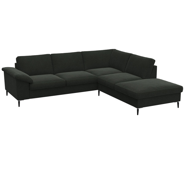 Braunes Ecksofa FIORE mit offenen Enden steht in einem modernen Raum. Es hat eine stilvolle, gepolsterte Oberfläche und schlanke Beine, geeignet für komfortable Sitzgelegenheiten.