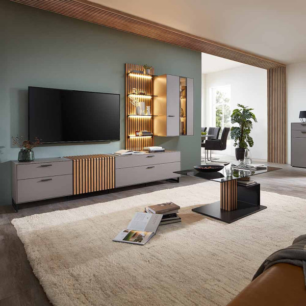 Hellbeiger Teppich Taza Royal in marmorierter Optik liegt auf dem Boden. Der Teppich hat eine rechteckige Form und ein schlichtes Design, das zu verschiedenen Raumstilen passt.