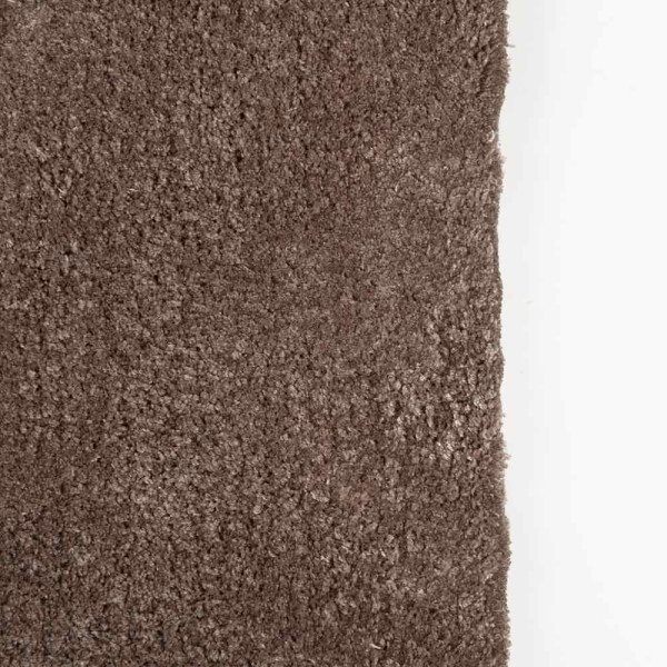 Brauner Kurzflor-Webteppich in Taupe mit einer strukturierten Oberfläche. Der Teppich ist maßgefertigt und bietet eine moderne Optik für verschiedene Wohnräume.