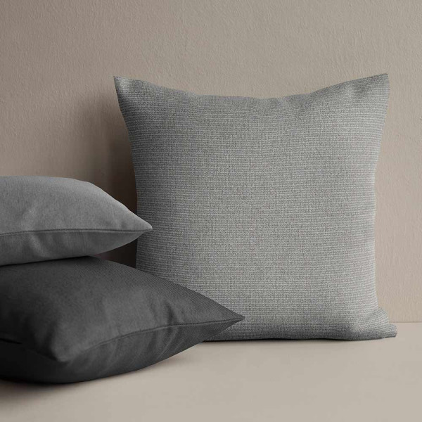 Stonefarbener Vorhangstoff mit feiner Struktur. Der Stoff liegt leicht gefaltet und zeigt seine textile Beschaffenheit in einer eleganten, neutralen Farbgebung. Ideal für Dekorationen.